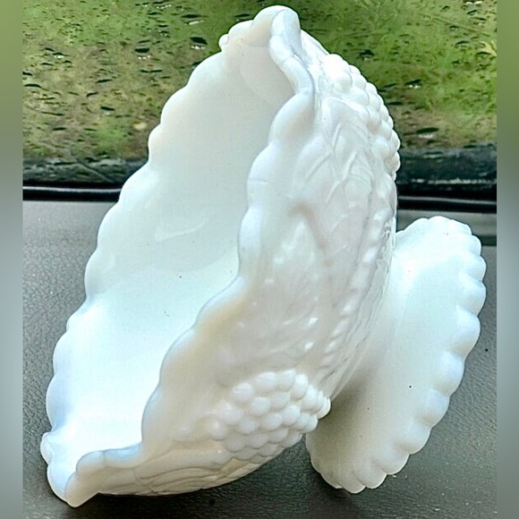 Vintage 1900s Early 20th Century Milk Glass  Scalloped Footed Oyster Dish - Picture 9 of 10